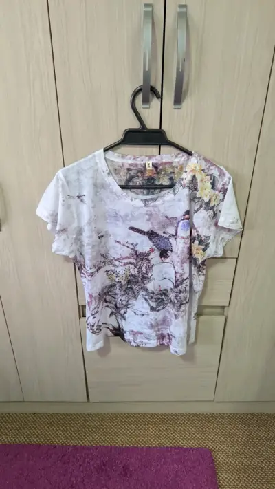 Polera blanca con estampado floral L - miniatura 1