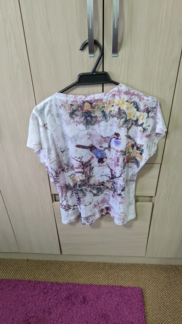 Polera blanca con estampado floral L - 2