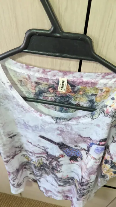 Polera blanca con estampado floral L - miniatura 3
