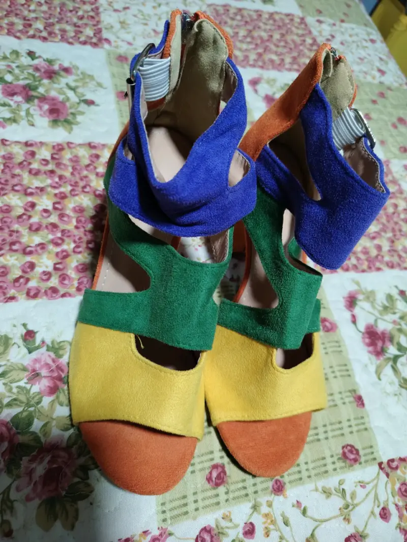 Sandalias coloridas de gamuza - 1