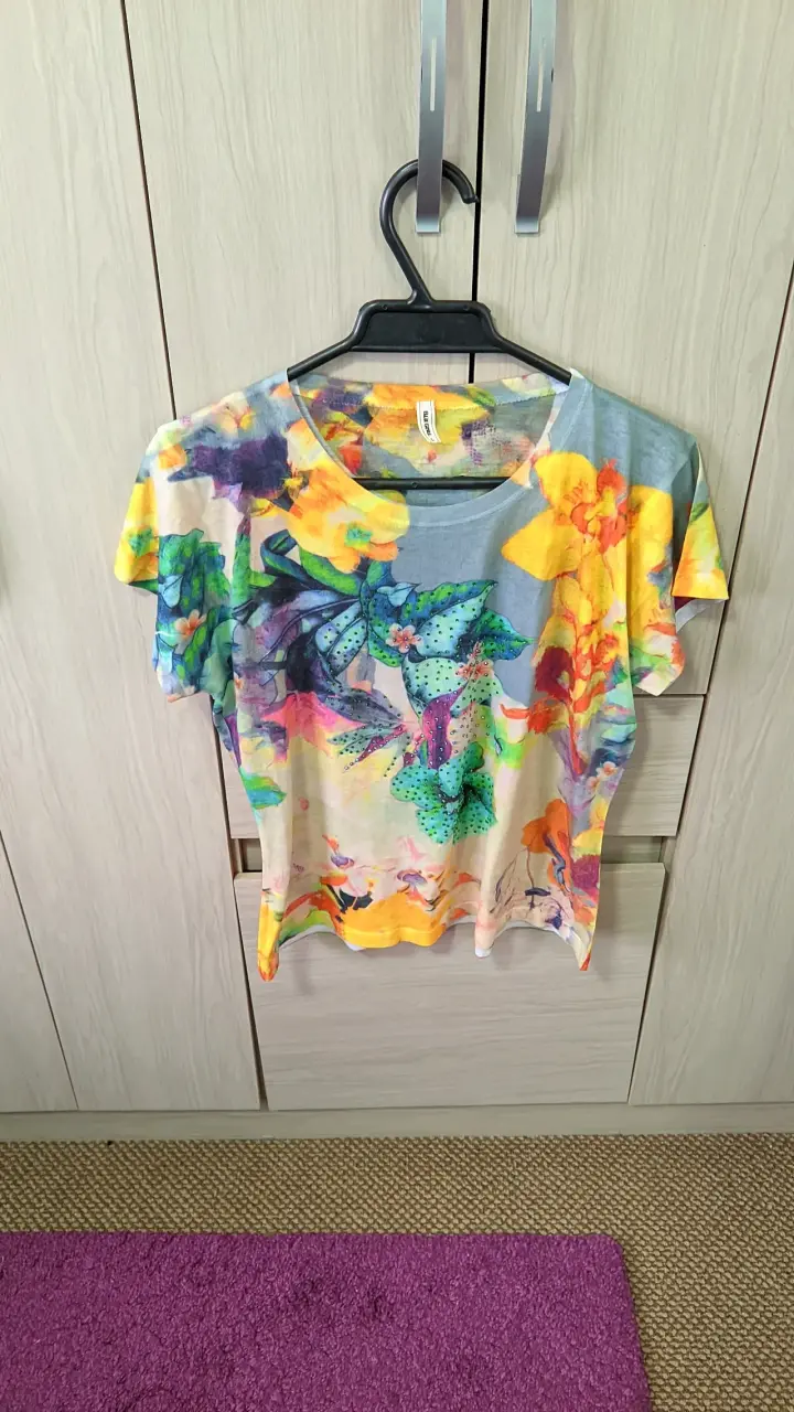 Polera estampada floral colorida L - 1