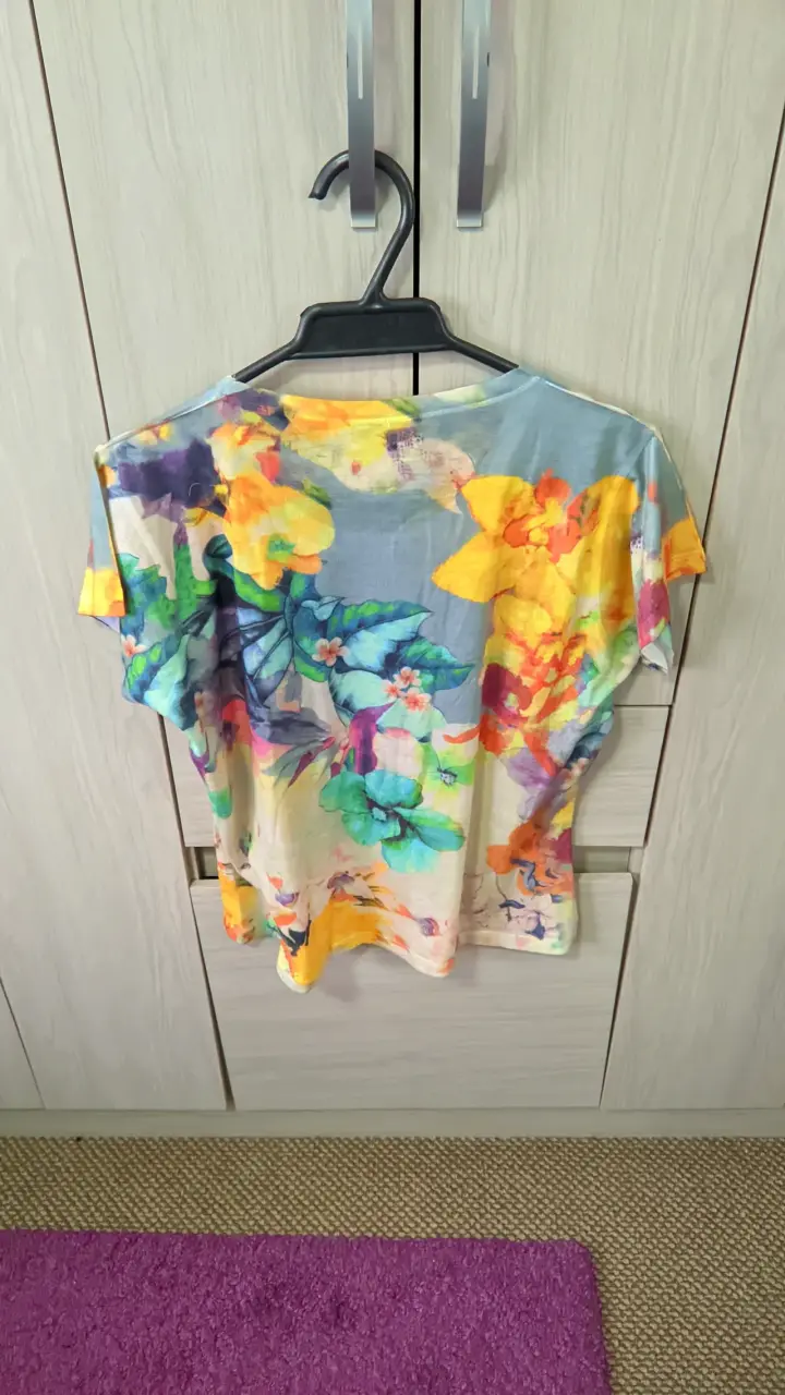 Polera estampada floral colorida L - 2