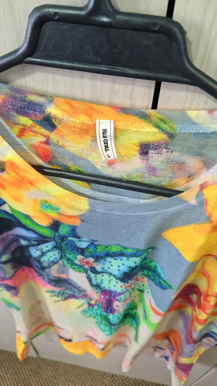 Polera estampada floral colorida L - 3