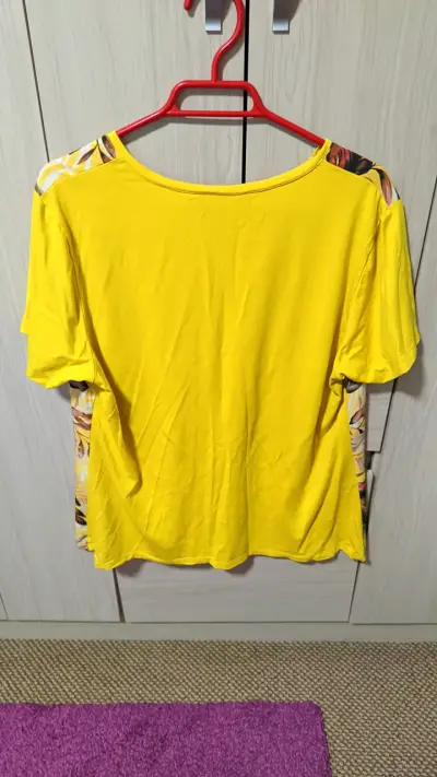 Polera amarilla floreada XL - miniatura 2