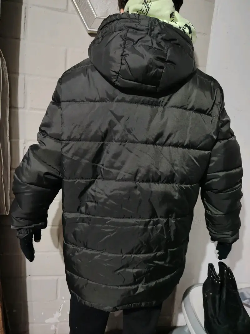 Parka negra acolchada con capucha - 1