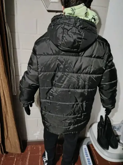 Parka negra acolchada con capucha - miniatura 2