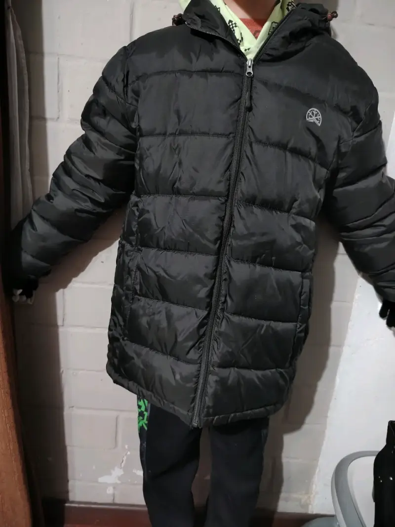 Parka negra acolchada con capucha - 3