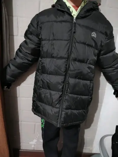 Parka negra acolchada con capucha - miniatura 3