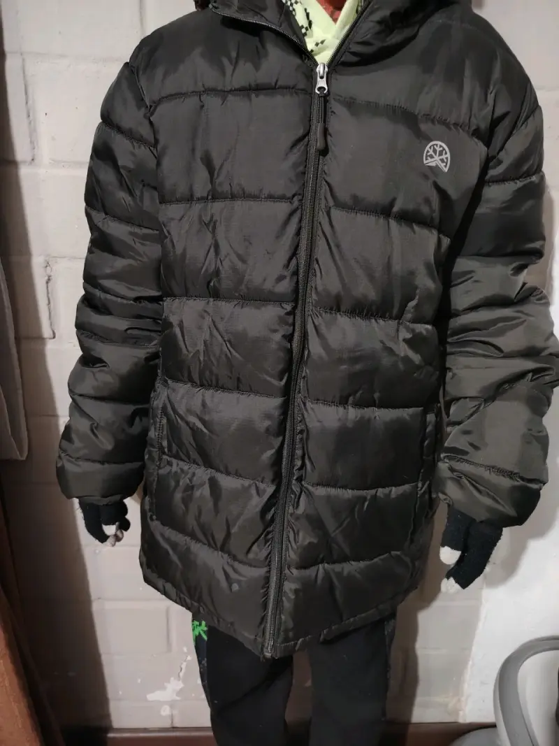 Parka negra acolchada con capucha - 4