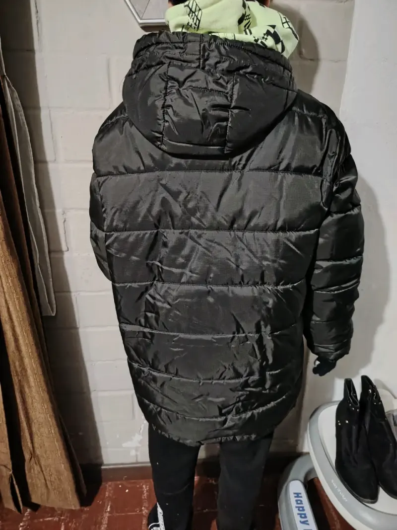 Parka negra acolchada con capucha - 5