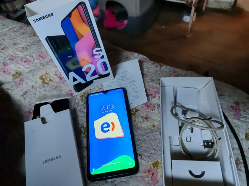 Samsung Galaxy A20 con caja - 2