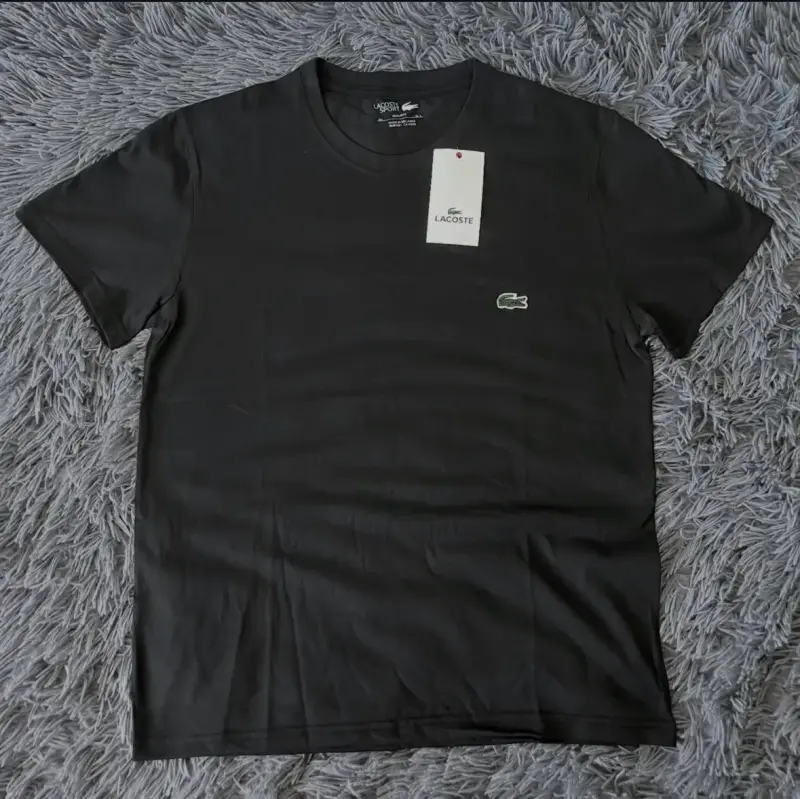Polera negra Lacoste etiqueta