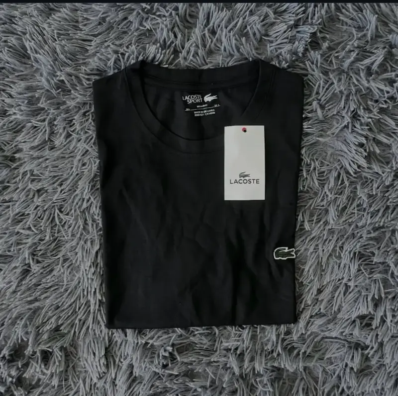 Polera negra Lacoste etiqueta - 2