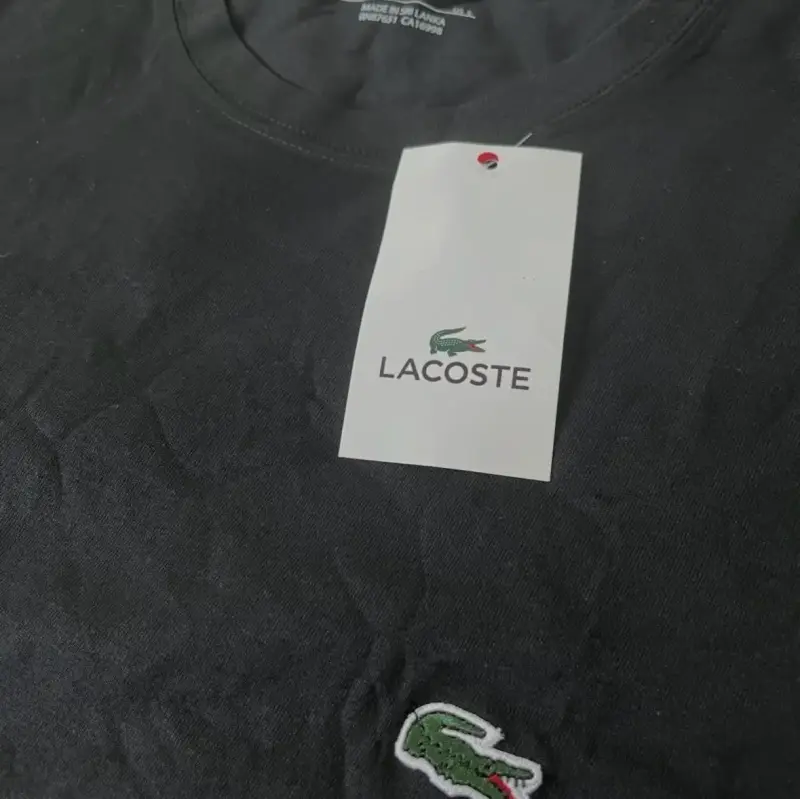 Polera negra Lacoste etiqueta - 3