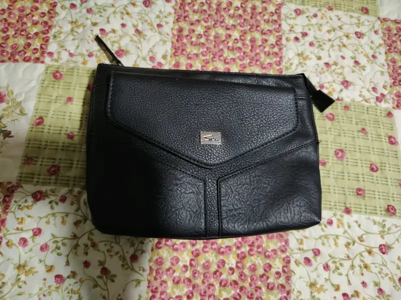 Cartera negra de mano elegante
