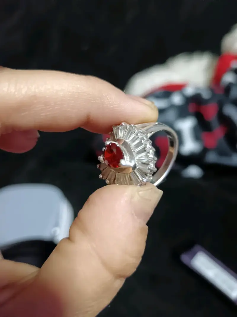 Anillo con piedra roja - 1