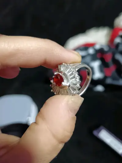 Anillo con piedra roja - miniatura 1