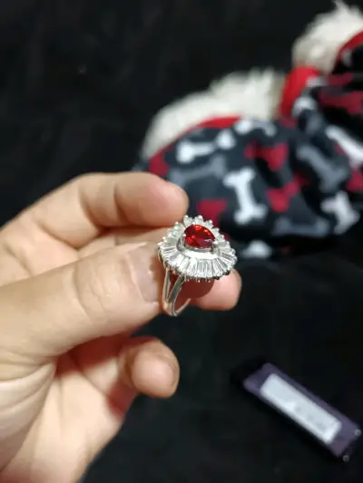 Anillo con piedra roja - miniatura 2