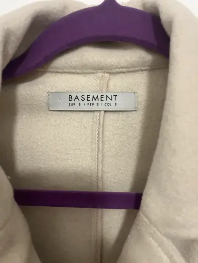 Abrigo beige elegante - miniatura 3