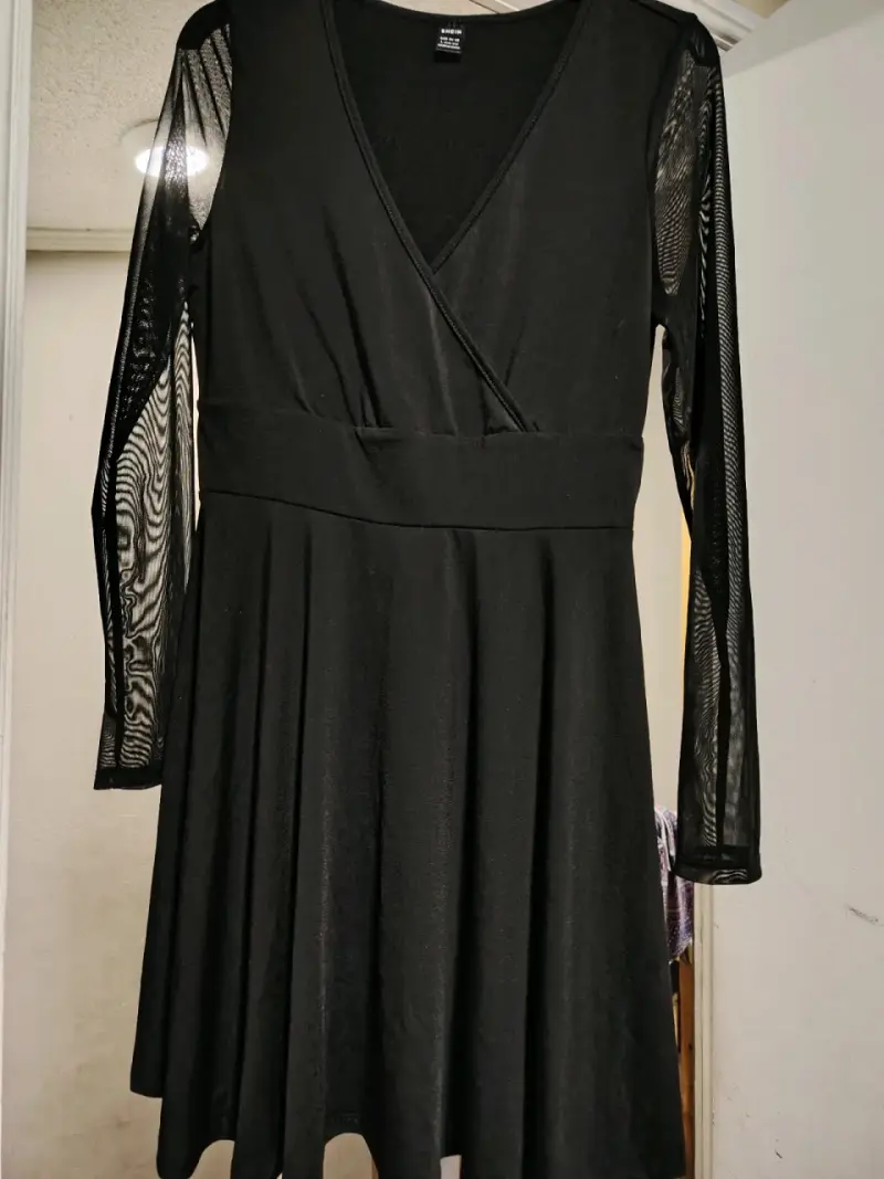 Vestido negro con mangas transparentes