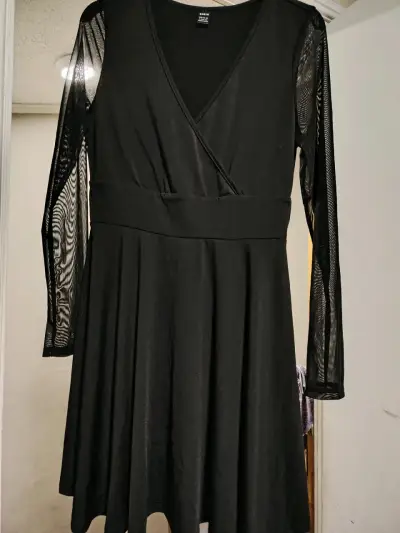 Vestido negro con mangas transparentes - miniatura 1