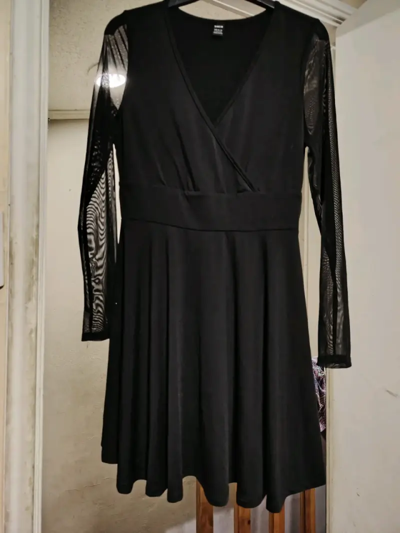 Vestido negro con mangas transparentes - 2