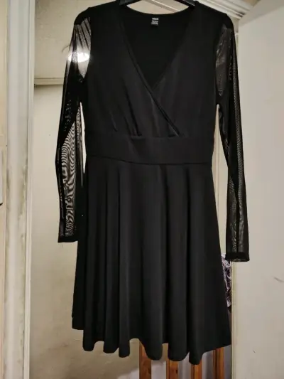 Vestido negro con mangas transparentes - miniatura 2