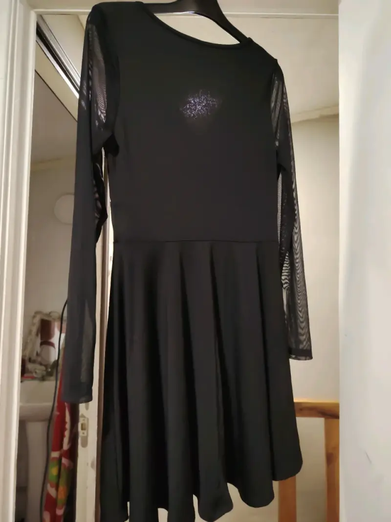 Vestido negro con mangas transparentes - 3