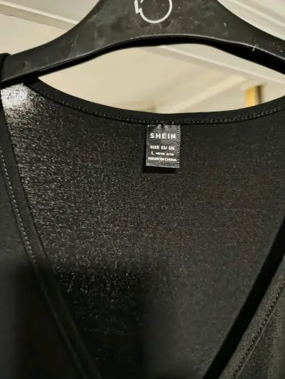 Vestido negro con mangas transparentes - miniatura 4