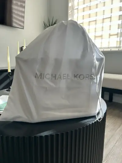 Bolso Michael Kors con funda - miniatura 1