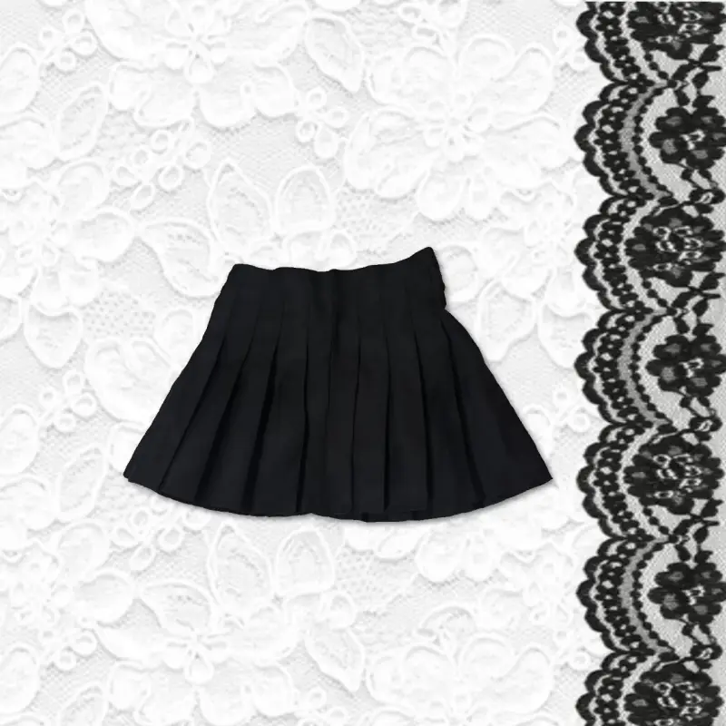 Falda negra plisada.