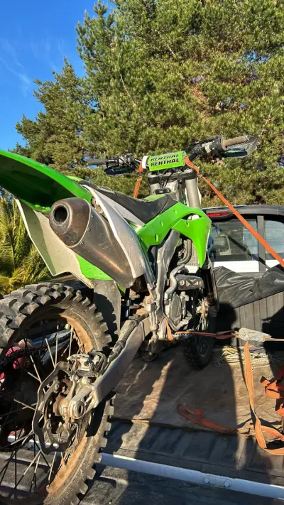 Moto Kawasaki de cross verde - miniatura 1