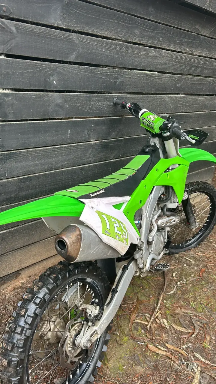 Moto Kawasaki de cross verde - 2