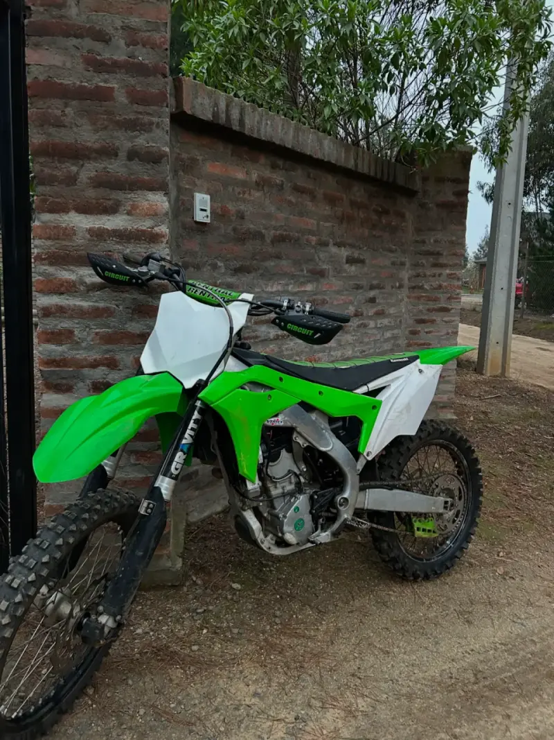 Moto Kawasaki de cross verde - 3