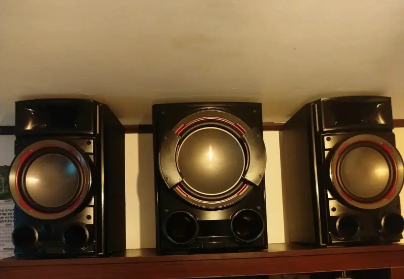 Sistema de sonido con parlantes - 1