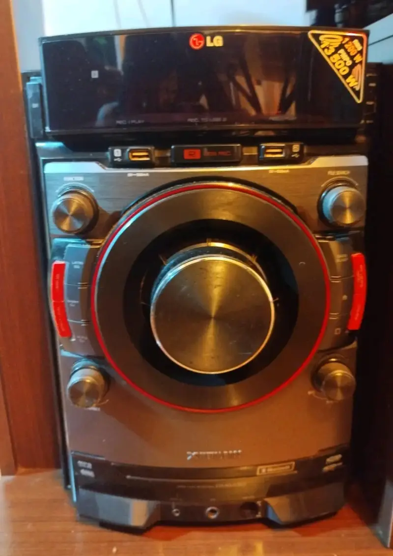 Sistema de sonido con parlantes - 2