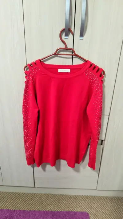 Suéter rojo con apliques brillantes XL/XXL - miniatura 1