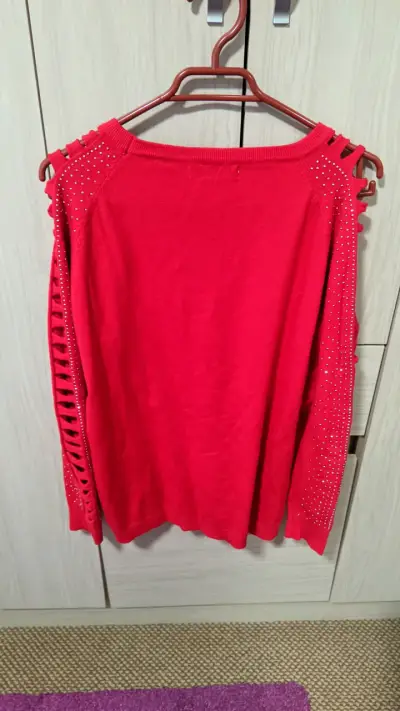 Suéter rojo con apliques brillantes XL/XXL - miniatura 2