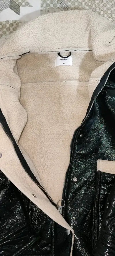 Chaqueta negra con interior de borrego - miniatura 2