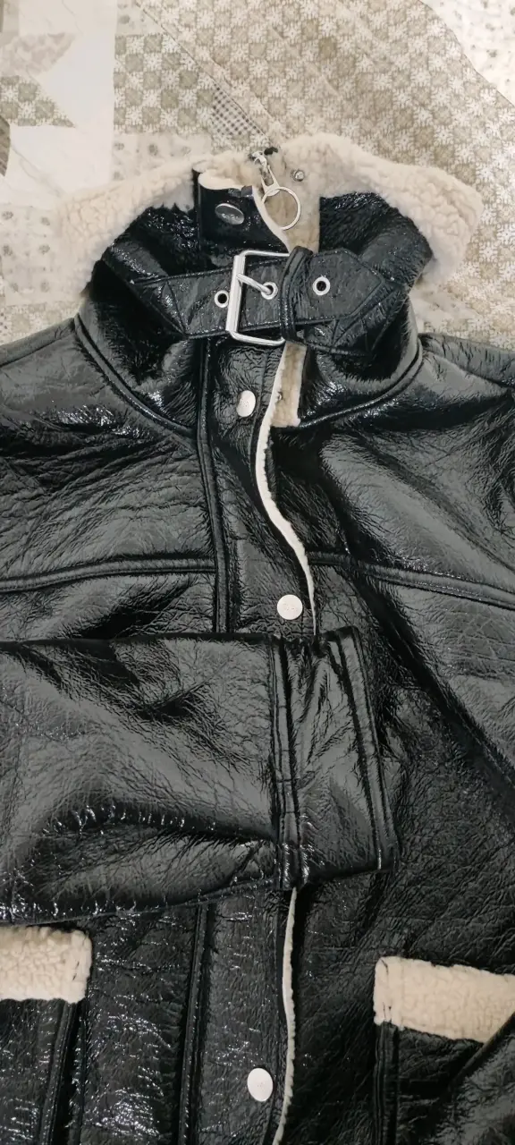 Chaqueta negra con interior de borrego - 3