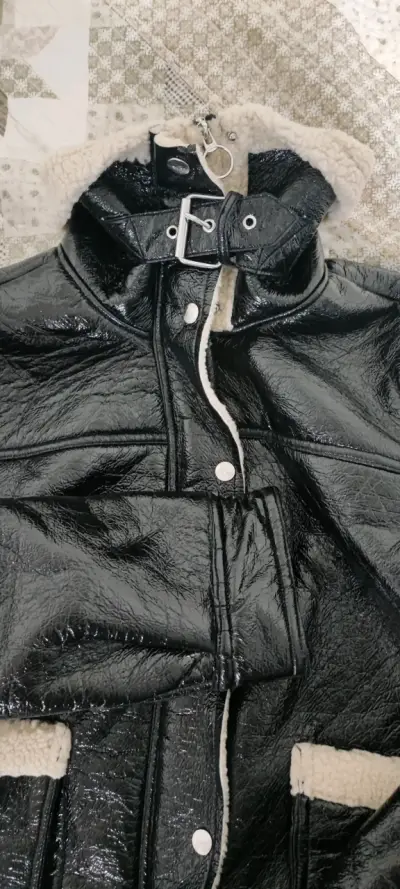 Chaqueta negra con interior de borrego - miniatura 3