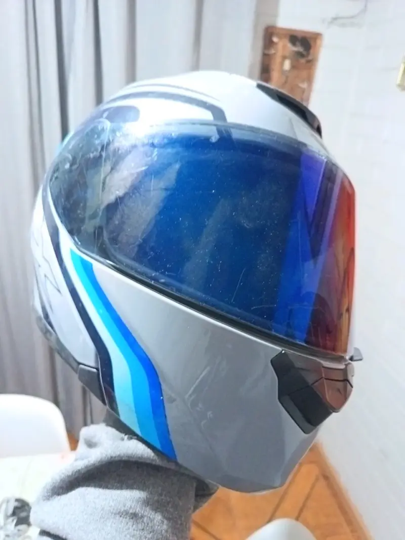 Casco de moto gris cn azul y el otro rojo - 1