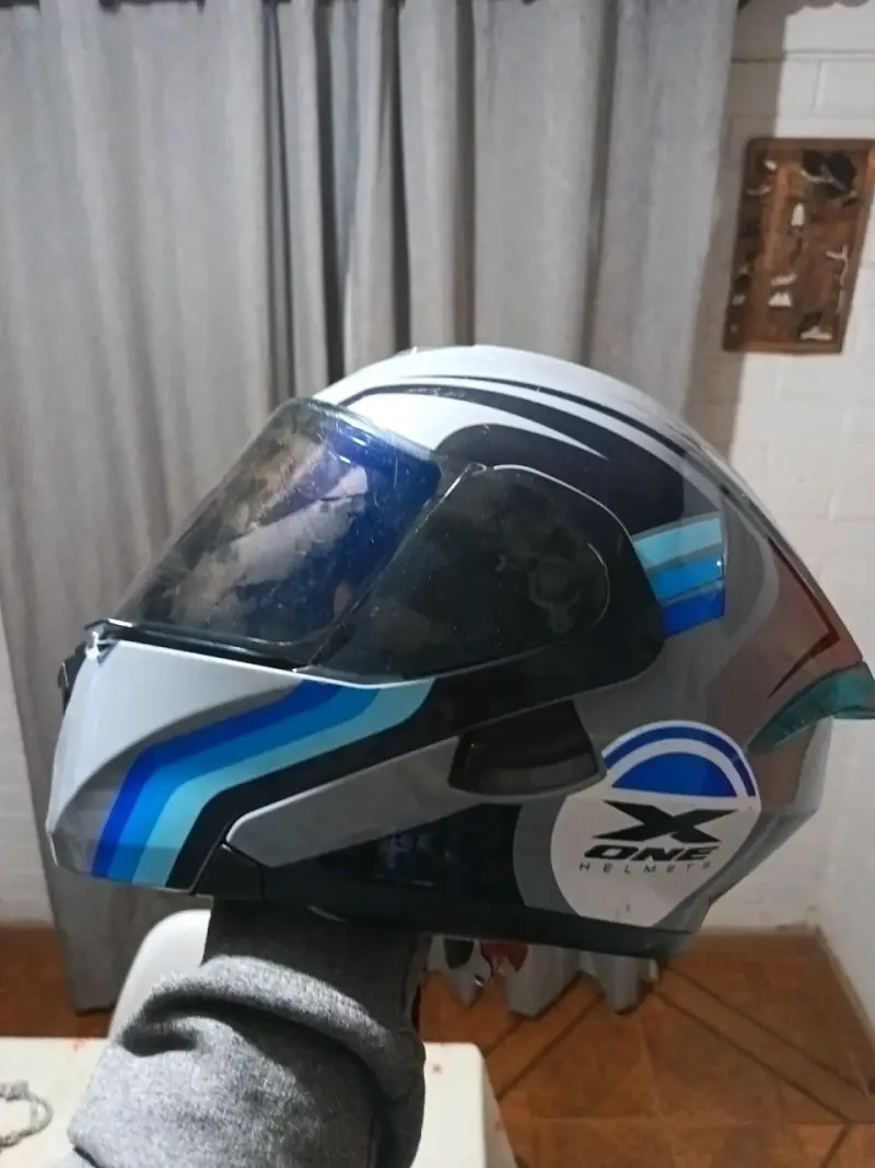 Casco de moto gris cn azul y el otro rojo - 2