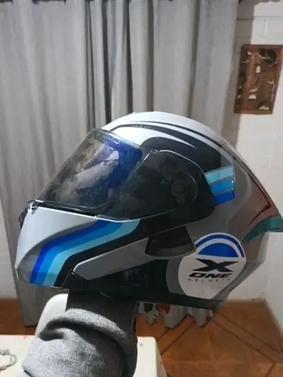 Casco de moto gris cn azul y el otro rojo - miniatura 2
