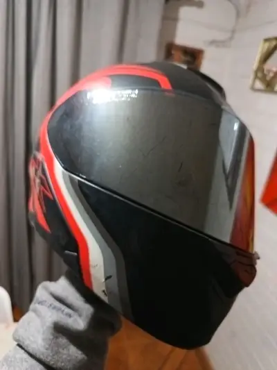 Casco de moto gris cn azul y el otro rojo - miniatura 3