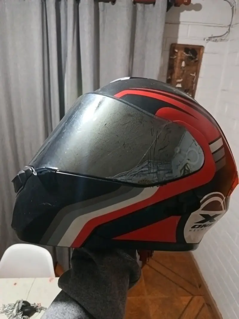 Casco de moto gris cn azul y el otro rojo - 4