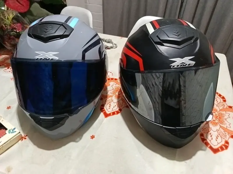 Casco de moto gris cn azul y el otro rojo - 5