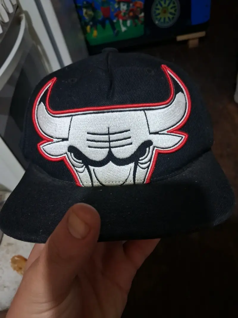 Gorra negra con logo de toro - 1