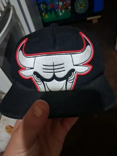 Gorra negra con logo de toro - miniatura 1