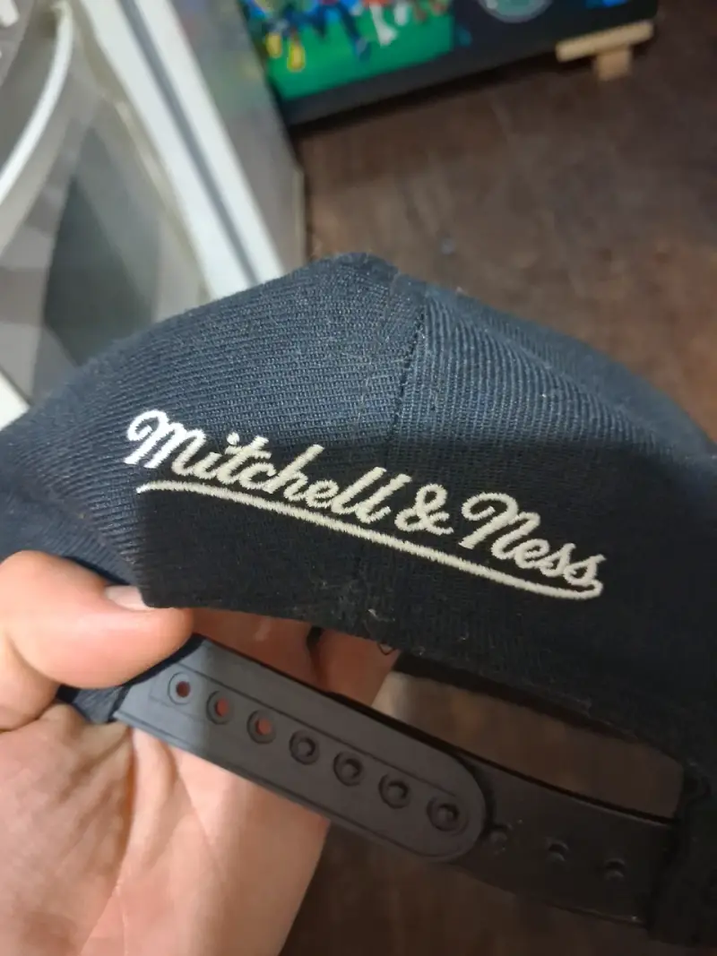 Gorra negra con logo de toro - 3